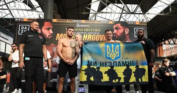 Берінчик розгорнув прапор України перед боєм у Лондоні 12 Берінчик розгорнув прапор України перед боєм у Лондоні 12