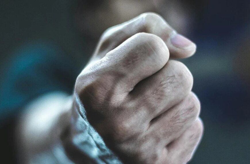 МНУ 52 Били і ставили на коліна: на Одещині підлітки влаштували дике катування 11-річного хлопчика в укритті (відео)