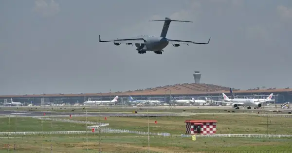 ВВС США приземлився в Москві: у Кремлі здивували реакцією на загадковий рейс