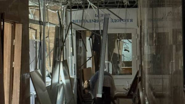 МНУ 13 Київська лікарня призупинила роботу через понад 200 вибитих вікон після російської атаки