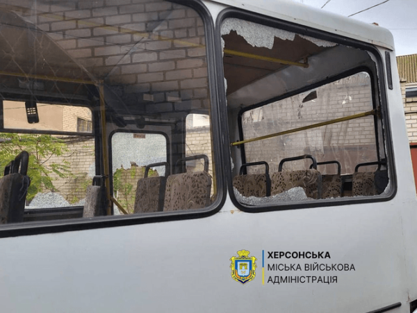 Російський удар по маршрутці та будинках на Херсонщині: одна людина загинула, є поранені 5 Російський удар по маршрутці та будинках на Херсонщині: одна людина загинула, є поранені 4